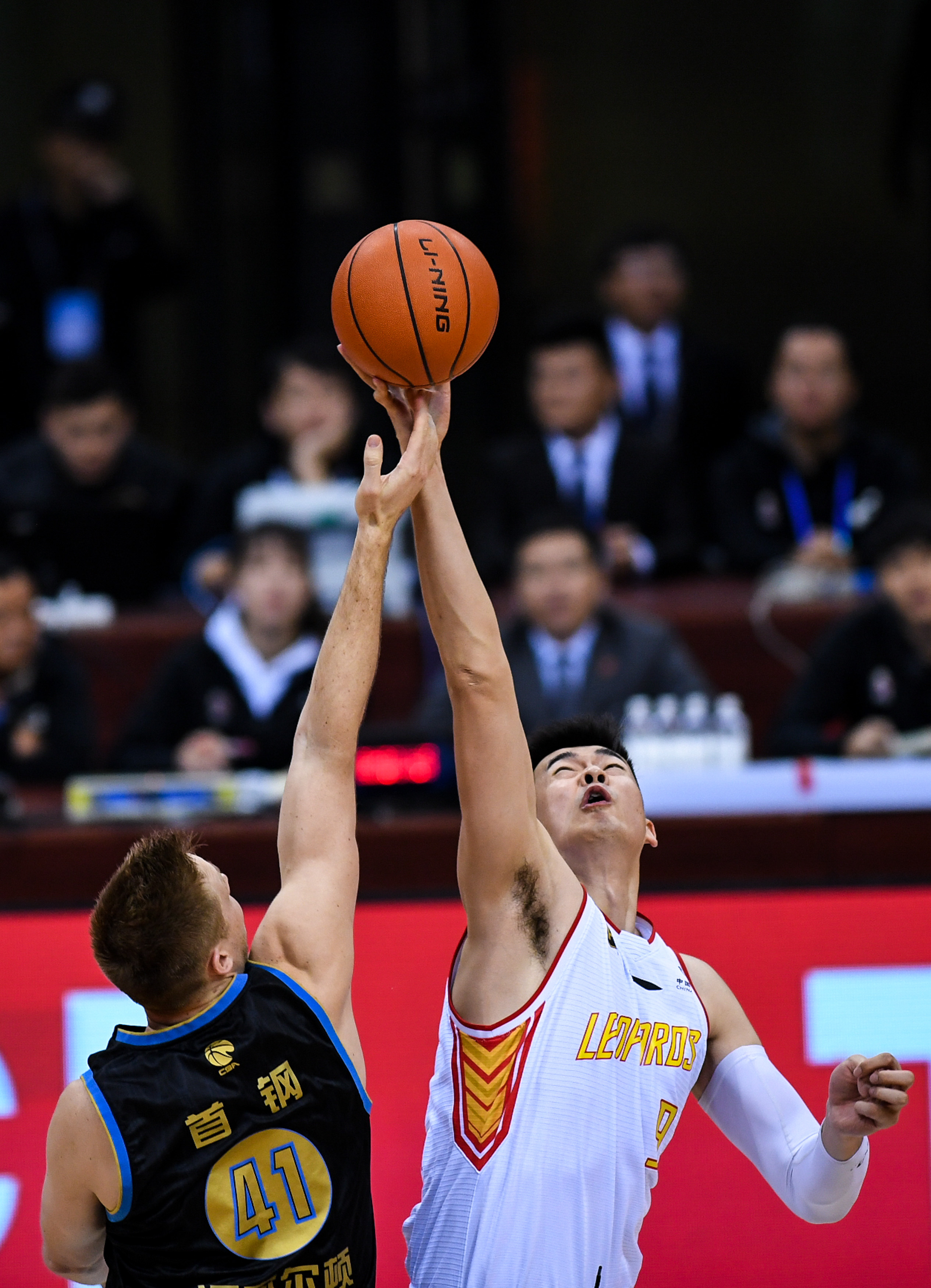 湖记：湖人首发防守太烂必须调整 我不认为里夫斯首发是正确选择（湖记：湖人首发防守堪忧急需调整，里夫斯并非最佳首发选择）