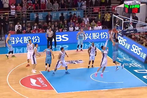 阿贾克斯客场4-2卡拉巴赫，格洛赫双响，多尔贝格、加埃建功（阿贾克斯客场4-2击退卡拉巴赫：格洛赫梅开二度，多尔贝格、加埃破门）