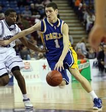 威少半场高效表现，助球队领跑比分（威少半场高效发挥，助球队比分领先）