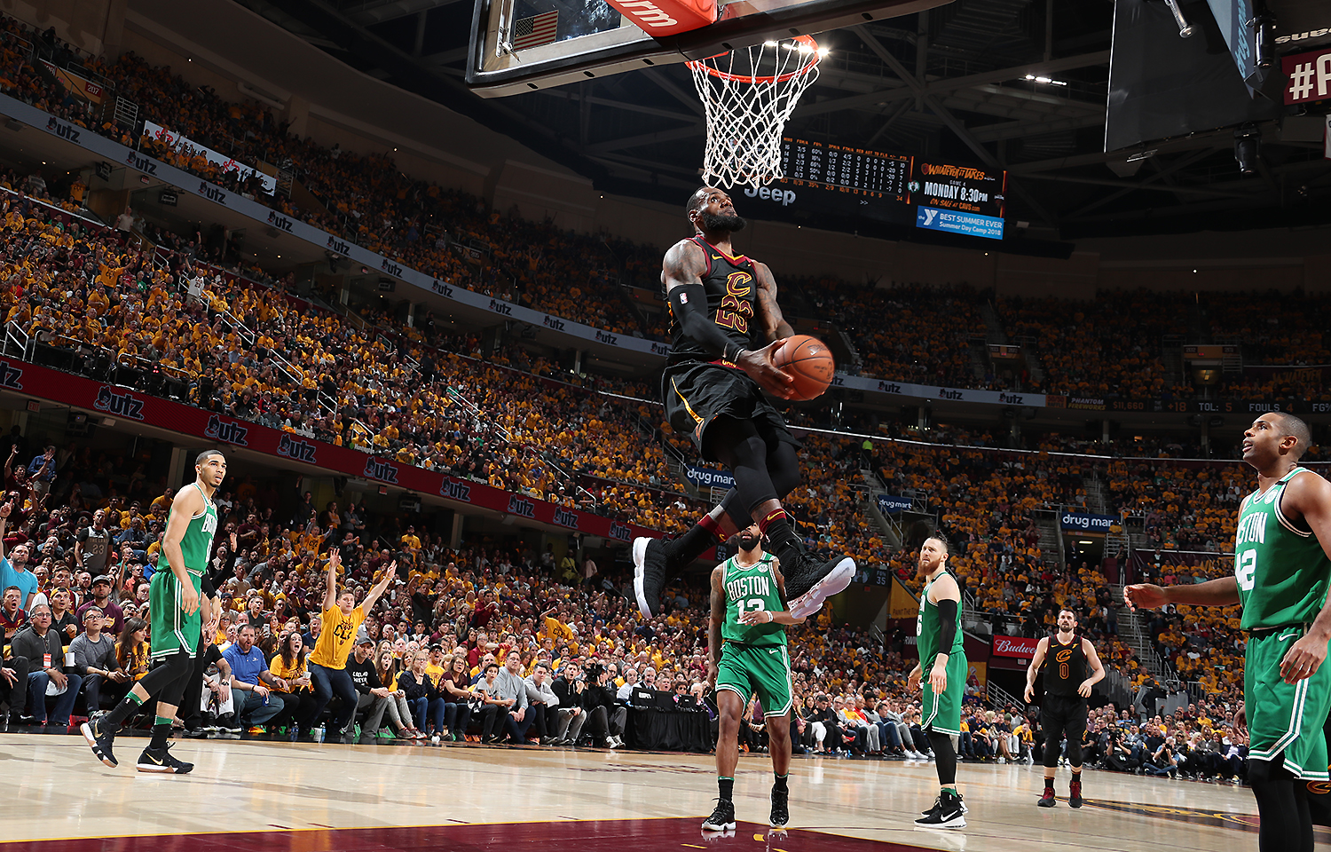 记者：莱奥周二接受核磁共振检查，结果显示无肌肉损伤（记者：莱奥周二核磁共振结果显示未见肌肉损伤）