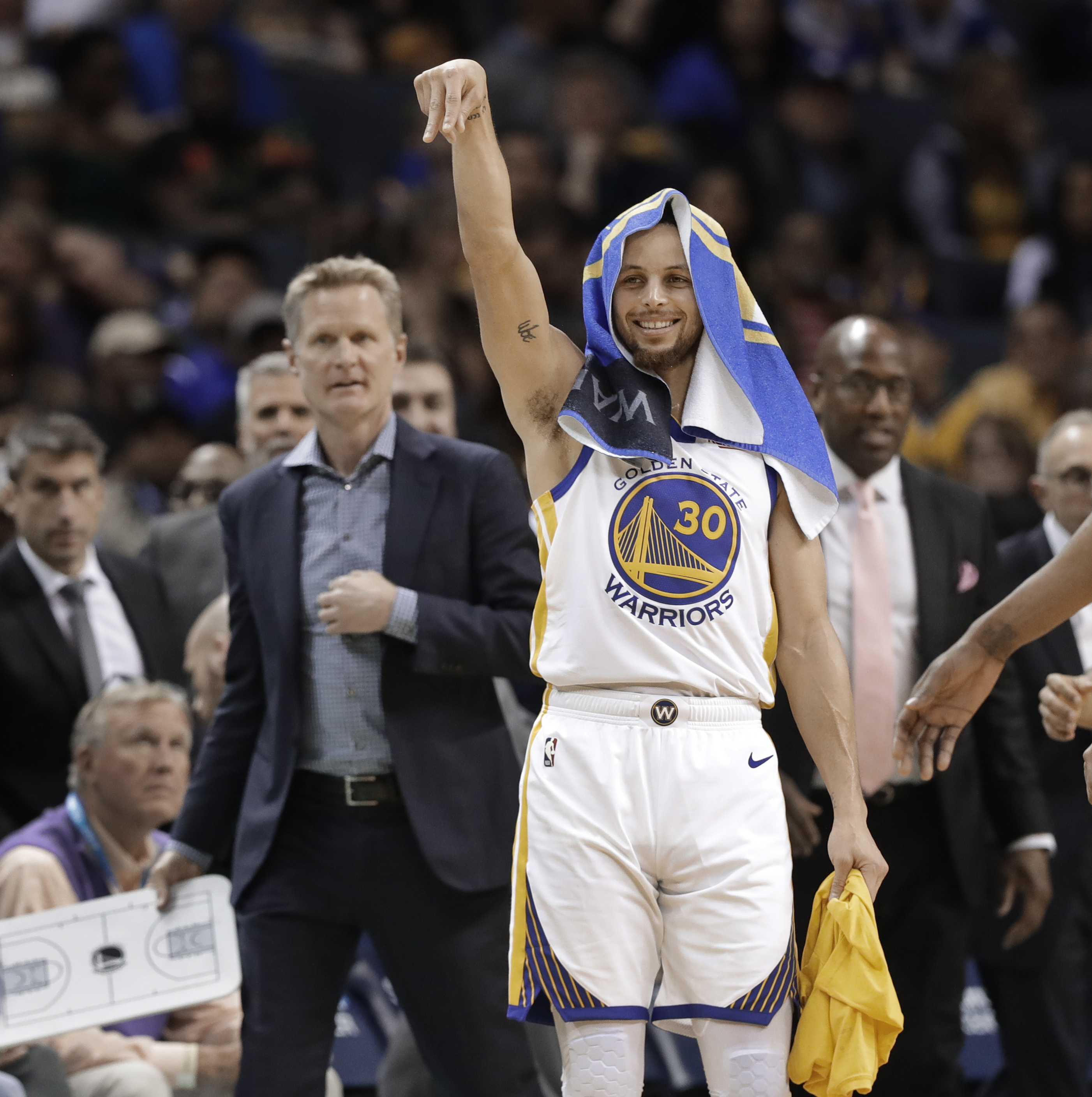 亨利：皇马半年就想换掉阿隆索太荒诞了，在那只会执教还不够（亨利：皇马仅半年就要换阿隆索太离谱，那里光会执教远远不够）