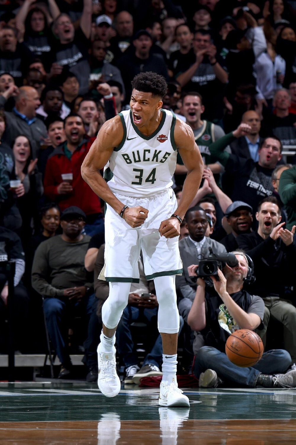 埃斯特旺：安帅在很多方面都帮了我，比赛后还给了我一个拥抱（埃斯特旺：安帅对我帮助良多，赛后还给了我一个拥抱）