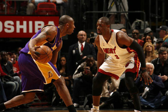 东契奇精彩突破，哈珀防守失误（东契奇神勇突破，哈珀防守失手）