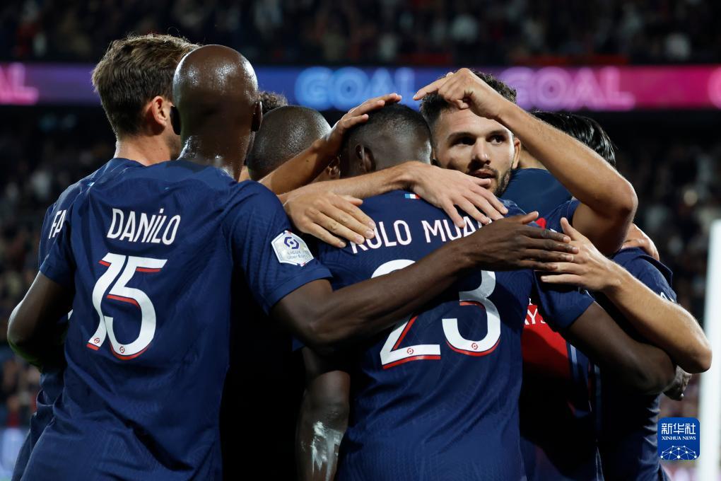 足球英超本轮最佳阵公布，新援发挥亮眼（英超本轮最佳阵容出炉，新援表现抢眼）