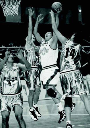 奎因垃圾时间偷袭抢断铁血扣篮，克雷伊奇不满怒喷引发冲突（垃圾时间奎因突袭抢断强硬暴扣，克雷伊奇不满对喷引发冲突）