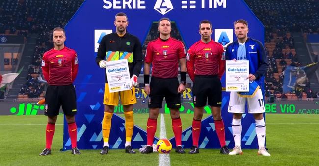 如今足坛的老队友相聚：（足坛昔日队友再度相会：）