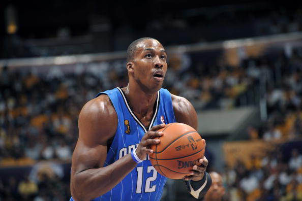 NBA常规赛：火箭vs湖人丨犹见当年之勇！詹姆斯持球力刚火箭两大中锋高难强攻取分（NBA常规赛：湖人vs火箭丨詹姆斯老当益壮，持球硬吃火箭双塔高难强攻砍分）