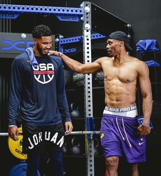 足球TOP：制造100粒进球最快的十大球星！C罗梅开二度！（足坛榜：最快制造100球的十大球星，C罗独中两元！）