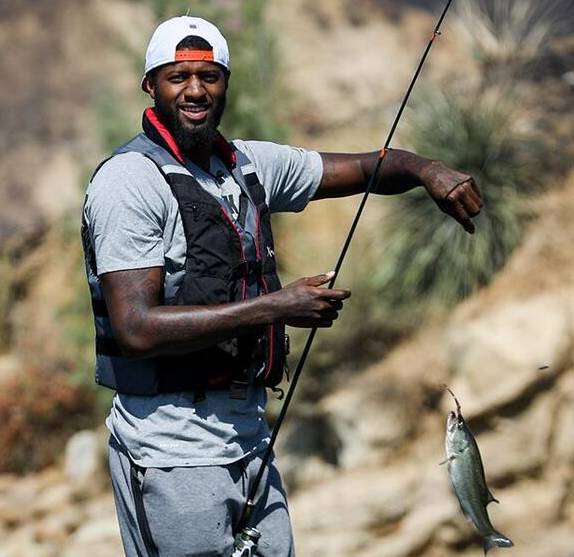广州小学生观战轮椅篮球赛为运动员加油（广州小学生现场观赛为轮椅篮球运动员加油）
