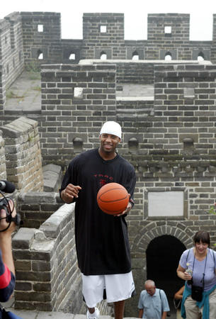 杜锋：职业球员和教练员背负很大的压力 希望球迷朋友们更多包容（杜锋呼吁球迷更多包容：职业球员与教练承受巨大压力）