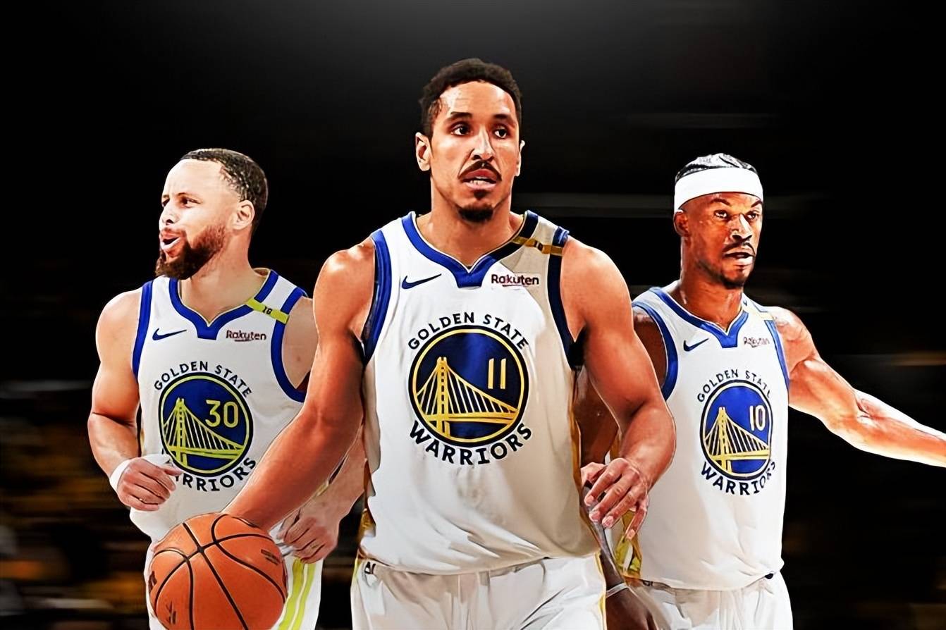 致敬李惠堂，赞助商犀旺送给魏祥鑫一颗柚子足球（向李惠堂致意，赞助商犀旺为魏祥鑫献上柚子足球）