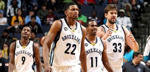 哈登邀枪击案幸存中国留学生观赛：他的坚强和奋斗激励了我（哈登邀请枪击案幸存的中国留学生观赛：他的坚韧与拼搏精神令我受鼓舞）