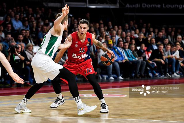 “罗马队友基情互动”，德罗西赛后新闻发布会被哲科亲吻（罗马队友展现兄弟情：哲科赛后发布会上亲吻德罗西）