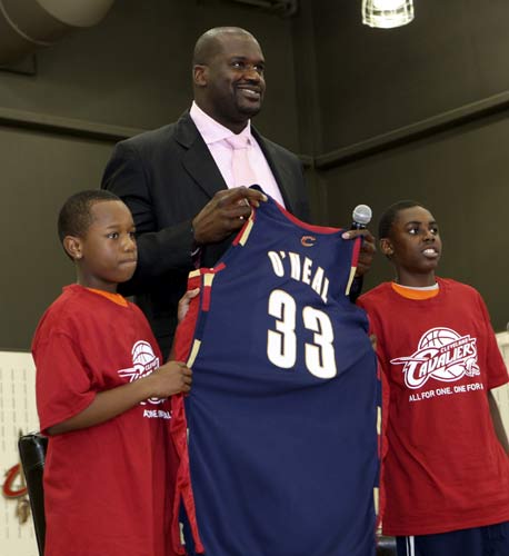 不可阻挡与不可动摇：库尔图瓦与姆巴佩带领皇马前行（势不可挡、稳如磐石：库尔图瓦与姆巴佩领航皇马）