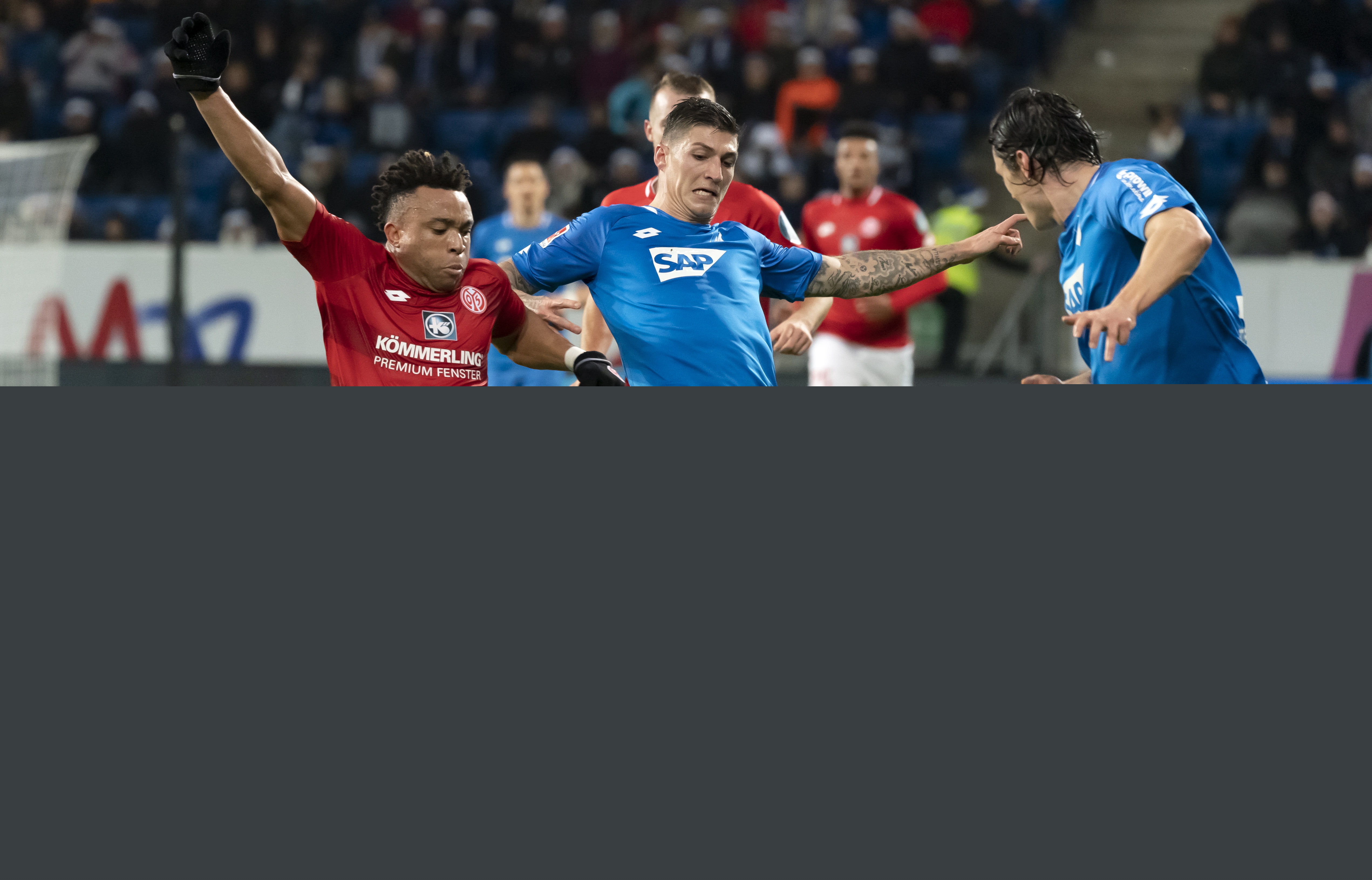 西班牙足协宣传反家暴：面对家庭暴力，直接出示红牌（西班牙足协发起反家暴倡议：对家暴行为亮出红牌）