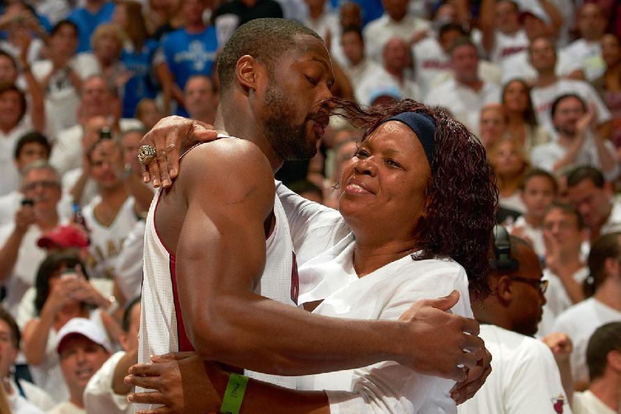 官方：本轮港超联赛延期进行，中国香港各代表队将臂缠黑纱出战（官方通报：港超本轮延赛，中国香港各代表队将佩戴黑纱臂章出战）